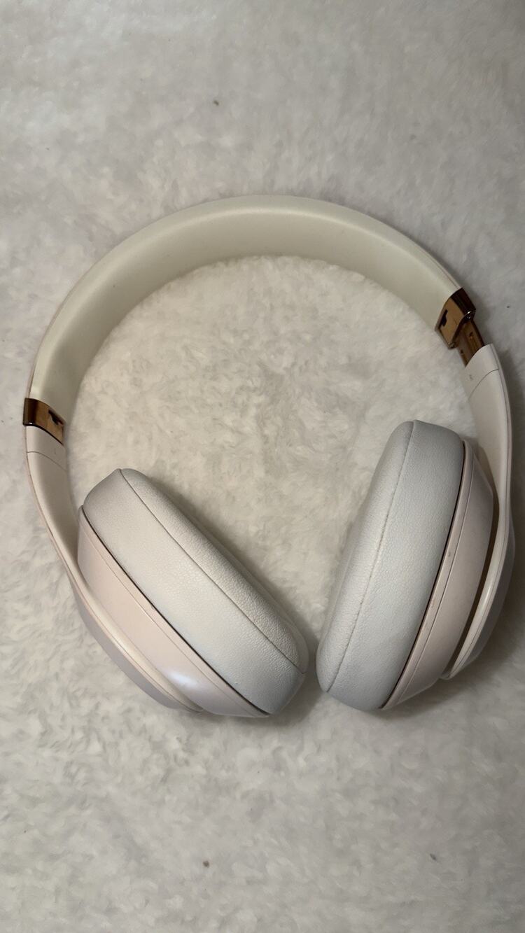 Beats by Dr. Dre Studio 3 Wireless Headphones - White (MX3Y2LL/A)